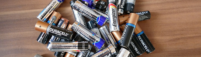Mélanger différents types de piles et batteries : à faire ou non